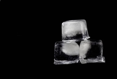 Siyah bir arka plan üzerinde üç buz parçaları 3