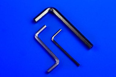 düz bir arka plan üzerinde çelik hex tuşları. kopyalama alanı