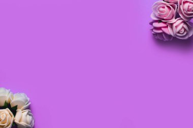 metin için mavi bir arka plan çerçevesi üzerinde yapay güller. kopyalama alanı