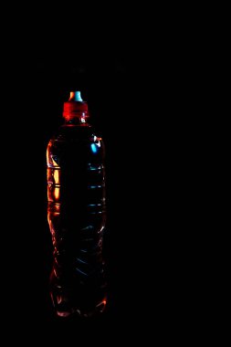 Siyah arka planda farklı Aydınlatma altında su şişesi