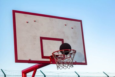 Gökyüzüne karşı bir sokak kortu basketbol çemberi