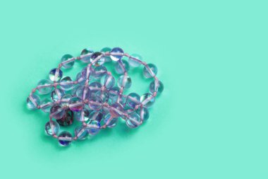 Beyaz arka plandaki boncuklar. kopyalama alanı