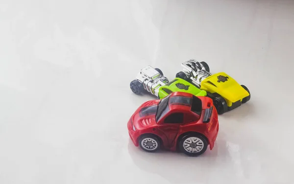 大理石の背景におもちゃの車 — ストック写真