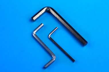 düz bir arka plan üzerinde çelik hex tuşları. kopyalama alanı