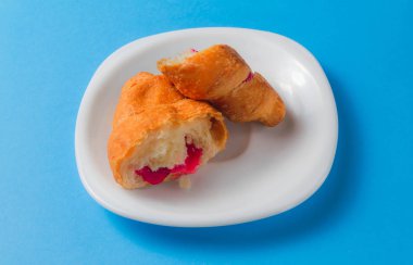 Mavi arka planda kruvasan. Boşluğu kopyala