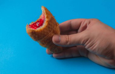 Mavi arka planda kruvasan. Boşluğu kopyala