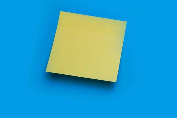 파란색 배경에 노란색 스티커가 있습니다 — 스톡 사진