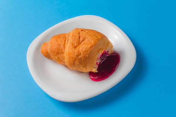 Croissant Blå Bakgrund Kopiera Utrymme — Stockfoto
