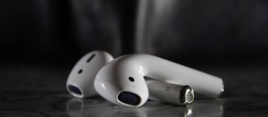 Karanlık bir arkaplanda kablosuz kulaklık.