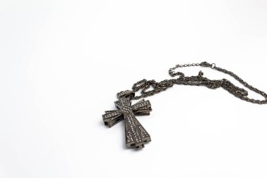 Beyaz arka planda yapay elmasları olan büyük haç izole et