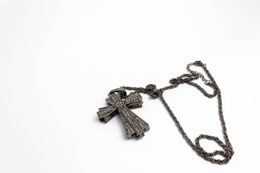 Beyaz arka planda yapay elmasları olan büyük haç izole et