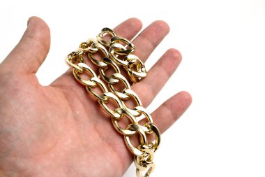 Beyaz zemin üzerinde altın zincir izole