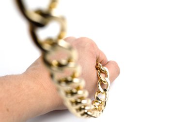 Beyaz zemin üzerinde altın zincir izole