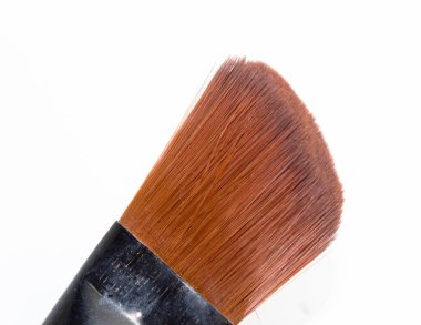 Beyaz arkaplanda kozmetik için fırça izole et