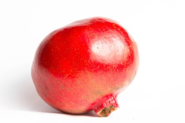 Beyaz zemin üzerinde olgun kırmızı nar izole et