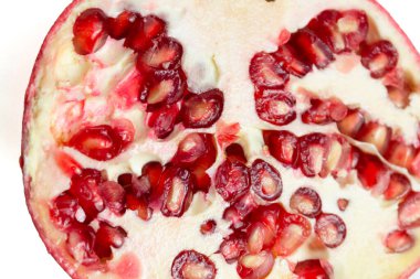 Beyaz zemin üzerinde kırmızı nar yarım kesme izole