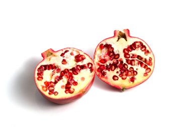 Beyaz zemin üzerinde kırmızı nar yarım kesme izole