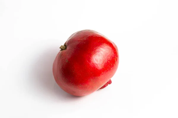 Melograno Maturo Rosso Uno Sfondo Bianco Isolato — Foto Stock