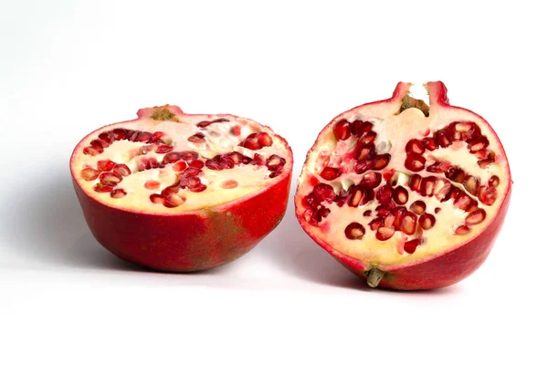Červené Granátové Jablko Napůl Odříznout Bílém Pozadí Izolátu — Stock fotografie