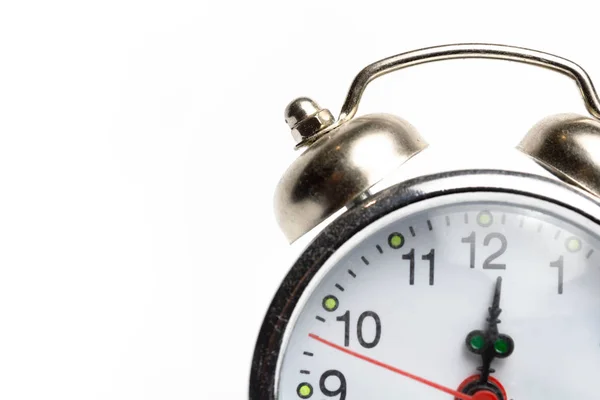 Alarm saati, beyaz arkaplanda masa saati ayır