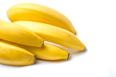 Beyaz bir zemin üzerinde olgun sarı muzlar.