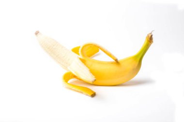 Olgun sarı muz, yarım soyulmuş beyaz arkaplan izole edilmiş.