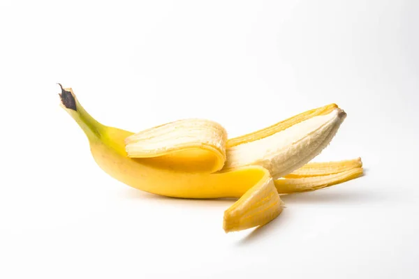 Banana Amarela Madura Meio Descascada Sobre Fundo Branco Isolado — Fotografia de Stock