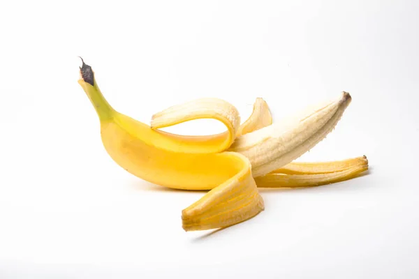 成熟的黄香蕉 半剥皮在白色的背景隔离上 — 图库照片