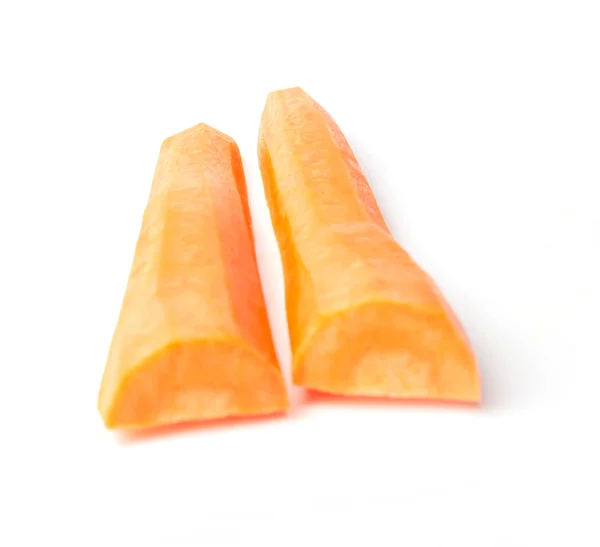 Metà Carote Sbucciate Arancioni Mature Uno Sfondo Bianco Isolato — Foto Stock