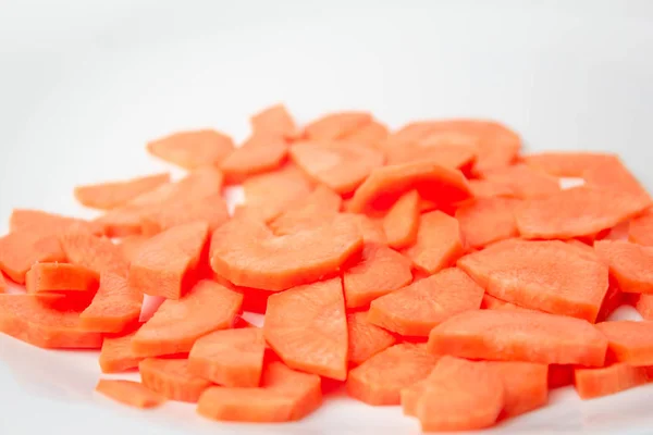Шматочки Свіжої Стиглої Моркви Білому Фоні Ізольовані — стокове фото