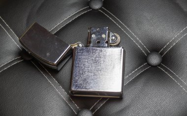 Siyah derili krom zippo benzin çakmağı.