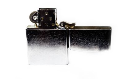 zipo krom gaz çakmağı beyaz arkaplanı izole et