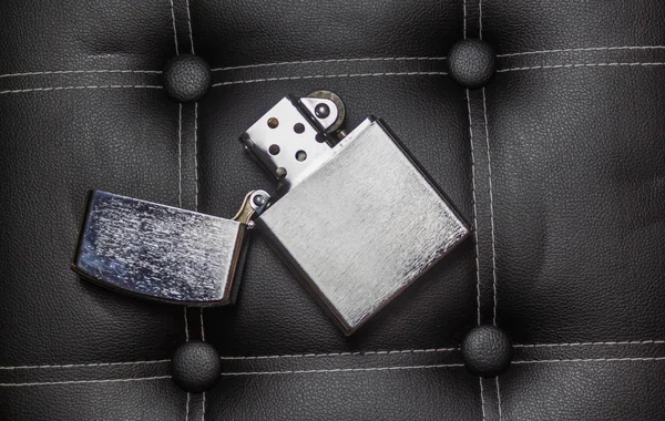 Siyah derili krom zippo benzin çakmağı.
