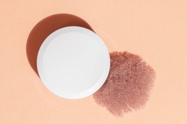 Şeftali rengi kaplamalı beyaz krema ve kuru yosun. Kuru cilt için krem. Mocap. düz yat