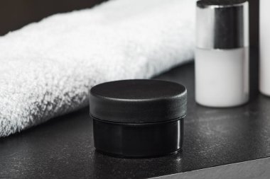 Siyah masalı saç jölesi üzerine kozmetik siyah kavanoz, banyo .mocap, kapat, yatay oryantasyonu kopyala
