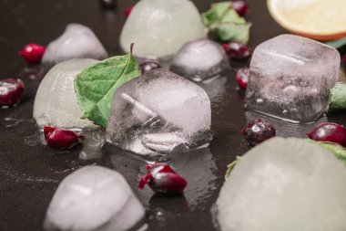 Böğürtlenli eritilmiş buz yeşil yapraklı limon ve siyah masa tazeliği. Kapat, yatay yönelim