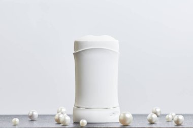 Gri arka planda beyaz kozmetik deodorant inci kavanozu. çoklu uzay. Model modeli. yan görünüm