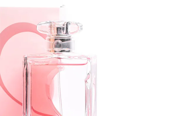Różowa butelka perfum w pudełku na białym tle. widok na bot, orientacja pozioma, zbliżenie, makieta — Zdjęcie stockowe