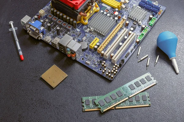 Computermotherboard zwei RAM-Steckplätze, ein Prozessor mit Kühler auf dem Tisch Reparaturausrüstung — Stockfoto