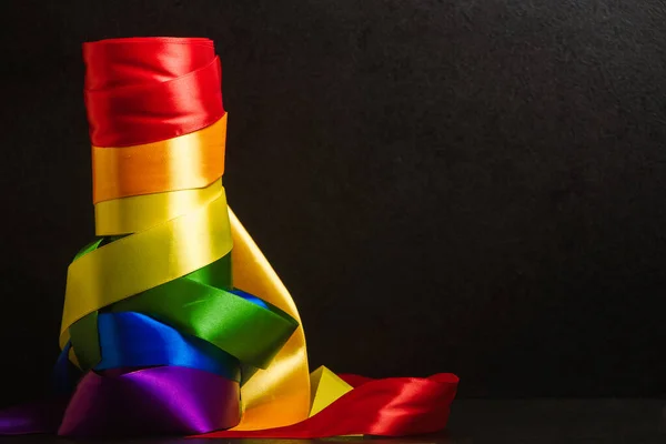 Band i färgen på lgbt regnbåge flagga i bobiner, med hjälp av hur man firar homosexuella, homosexuella, lesbiska och koncept, kopiera utrymme — Stockfoto