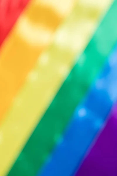 Lgbt regnbågsflagga i oskärpa, med hjälp av hur man firar homosexuell, homosexuell, lesbisk och koncept, vertikal orientering — Stockfoto