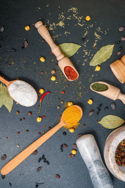 Cucchiai di legno con spezie colorate sul tavolo, vista dall'alto — Foto Stock