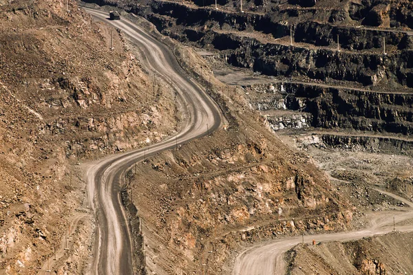 Demir cevheri ocağı, teraslı bir yol, madencilik endüstrisi. Maden ve taş ocağı ekipmanları.