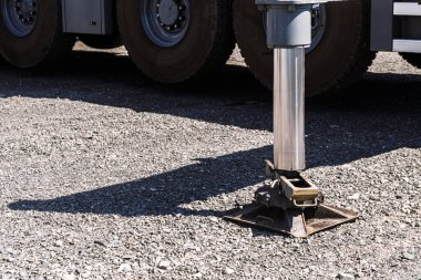 Kamyon vinci madenciliği, taş ocağını ve yakın çekim ekipmanlarını devre dışı bıraktı.