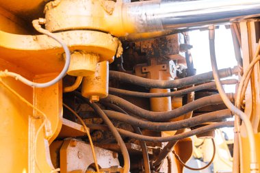 Büyük bir çöp kamyonunun içindeki mekanizmalar.