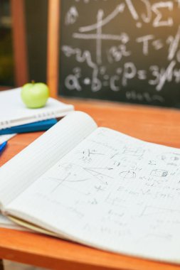 Okul konseptine geri dönüş, arka plan okul yönetim kurulunda notları olan bir defter, üniversite