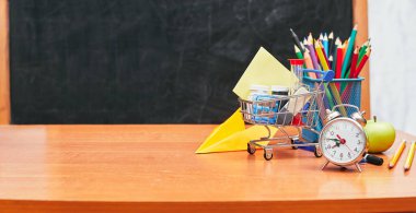 Pankart, okul durgun hayatı, okul yönetim kurulunda kırtasiye malzemesi olan alışveriş arabası, üniversite, üniversite.