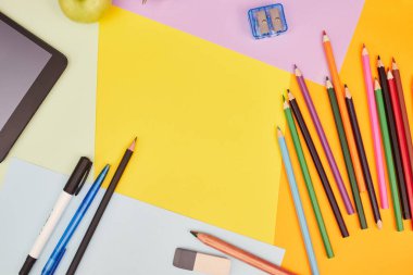 okul konseptine, renkli arka plan kırtasiyesine, üniversiteye, üniversiteye, daireye