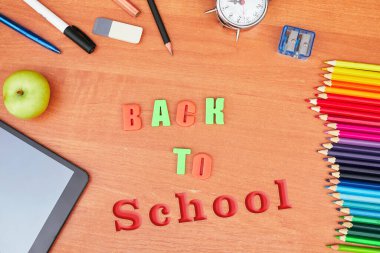 Okul mektuplarına, konsepte, masa ve tablete, üniversiteye, üniversiteye