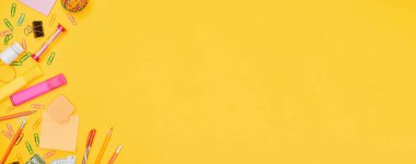 Banner okul konseptine, okul gereçleri sarı arka planda, düz yerde fotokopi alanı